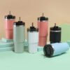 主要特点 | Key Features 双层真空保温：长效保温保冷，四季适用。 Double-wall vacuum insulation for long-lasting hot & cold retention. 304不锈钢内胆：食品级安全，抗腐蚀易清洁。 Food-grade 304 stainless steel liner, rust-resistant and easy to clean. 密封防漏杯盖：配可拆卸吸管或旋转开口，便携防洒。 Leak-proof lid with detachable straw or rotating spout for spill-free portability. 多色可选：黑、白、珊瑚红、天空蓝、薄荷绿。 Color choices: Black, White, Coral Red, Sky Blue, Mint Green. 适用场景 | Ideal Uses 办公、居家、运动、旅行、车载皆宜，是企业礼品、促销赠品或个性化定制的理想选择。 Perfect for office, home, sports, travel, or car use—ideal as a corporate gift, promotional giveaway, or personal custom drinkware. 定制服务 | Customization 可丝印、激光雕刻LOGO，支持批量定制与品牌专属设计。 Screen printing or laser engraving available for your logo; perfect for bulk and branded orders.